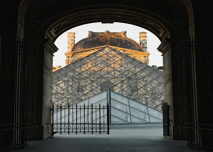 Luminous 1bdr Witha C&balcony-marais Louvre * Paříž