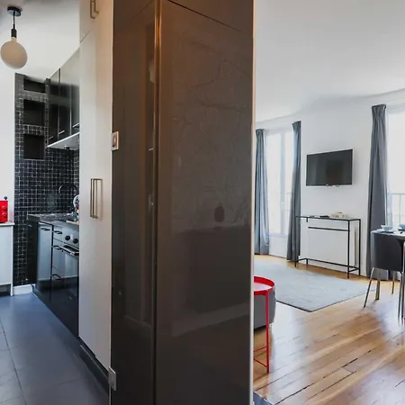 Luminous 1bdr Witha C&balcony-marais Louvre *
