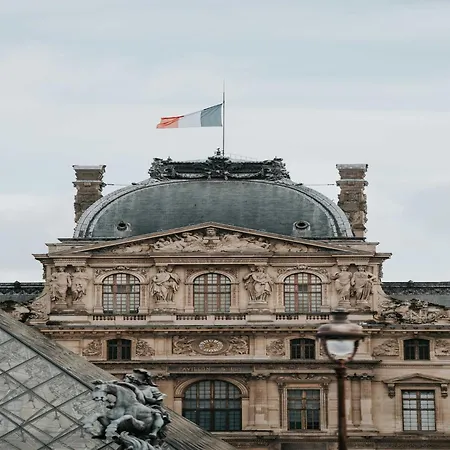Luminous 1bdr Witha C&balcony-marais Louvre Paris